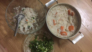 Nấu cháo như cám lợn nhưng ông chồng vụng về vẫn khiến vợ cảm động, rưng rưng nước mắt