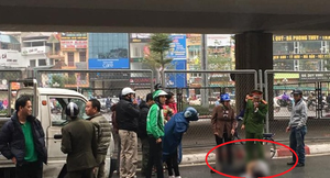 Nhảy từ cầu vượt Ngã Tư Sở xuống đất, nam thanh niên nằm bất động