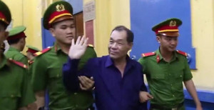 Clip: Trầm Bê vui vẻ vẫy tay chào mọi người trước khi vào phòng xử án chiều 8/1