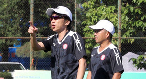 Ảnh: Công Vinh tới theo dõi HLV Miura tập buổi đầu ở CLB TP.HCM