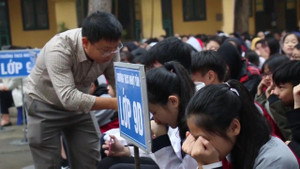 Clip: Bài giảng đặc biệt của thầy giáo khiến hàng trăm học sinh ôm mặt khóc nức nở