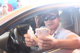 Video: Tài xế loay hoay kiếm tờ 200 đồng bị rớt ở BOT Sóc Trăng