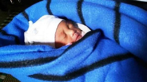 Bé gái sơ sinh bị quấn trong lá chuối rồi bỏ lại ở góc nhà vệ sinh