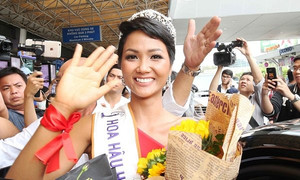 Hoa hậu H'Hen Niê và 2 Á hậu rạng rỡ, 'náo loạn' sân bay Tây Sơn Nhất