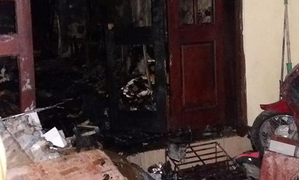 Cháy nhà giữa Thủ đô, 4 mẹ con chạy lên sân thượng kêu cứu