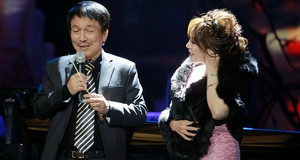 Sau khi tố Ngọc Anh vô ơn, Phú Quang mừng sinh nhật 'nàng thơ' mới ngay trên sân khấu