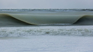 Clip: Sóng đóng băng ngoạn mục trong giá lạnh khủng khiếp ở Mỹ