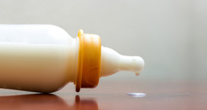 Điều tra vụ bố pha thuốc sâu vào sữa cho 3 con uống rồi tự tử