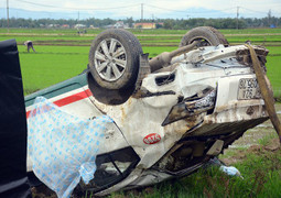 Taxi tông nát dãy cột mốc rồi lao xuống ruộng, tài xế trọng thương