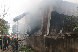 Cha tẩm xăng tự thiêu khiến xưởng vàng mã cháy rụi