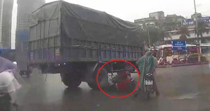 Clip: Xe tải rẽ phải cuốn xe máy vào gầm khiến dân mạng tranh cãi