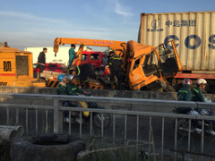 Xe cứu hộ tông đuôi container, 3 người chết trên cầu Phú Mỹ