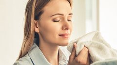 Ngửi áo chồng: Liệu pháp giảm căng thẳng hiệu quả nhất dịp cuối năm