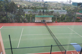 Doanh nghiệp ủng hộ tiền cho UBND xã nghèo xây dựng sân tennis