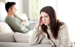 Sắp nhận thưởng Tết, chồng rục rịch bảo đưa mẹ giữ hộ