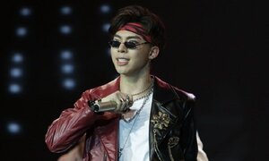 Erik gây bất ngờ khi vừa hát Bolero vừa nhảy