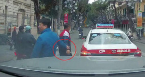 Clip: 2 tài xế cười tươi, bắt tay sau va chạm giao thông khiến dân mạng ấm lòng