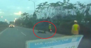 Clip: Xe máy 'chạy chốt', tông cảnh sát cơ động ngã văng ở Vĩnh Phúc