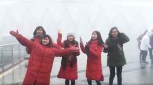 Video: Du khách thích thú ngắm tuyết rơi trên đỉnh Fansipan