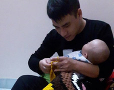 Clip: Chồng vừa ru con ngủ, vừa đan len thoăn thoắt khiến hội chị em phấn khích