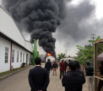 Clip: Cháy dữ dội trong khu công nghiệp Tân Liên, cột khói cao cả chục mét