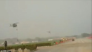 Video: Đứt dây leo, 3 binh sỹ Ấn Độ rơi khỏi trực thăng