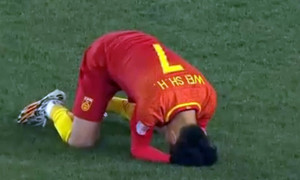 Video: 'Ronaldo Trung Quốc' dứt điểm khiến hàng tỷ CĐV nhà tiếc nuối