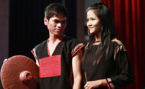 Ảnh Hoa hậu H'Hen Niê năm 19 tuổi, để tóc dài mặc áo dân tộc khiến khán giả thích thú