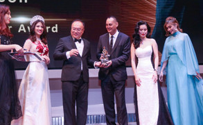 Á hậu quý tộc Loan Vương nhận giải thưởng từ hoàng gia Malaysia