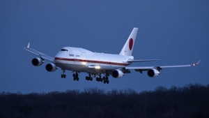 Chuyên cơ của Thủ tướng Nhật rơi linh kiện khi bay