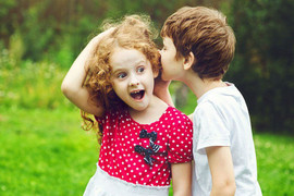 Mẹ hoảng hồn khi con trai 6 tuổi bình luận về đồ lót bạn nữ