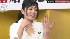 Sao phim người lớn Aoi Sora tổ chức họp báo chia sẻ chuyện lấy chồng