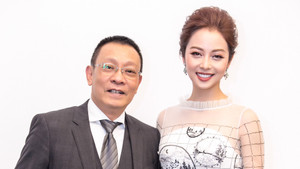 Jennifer Phạm gợi cảm làm MC chương trình Tết cùng nhà báo Lại Văn Sâm