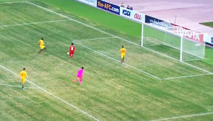 Video: Công Phượng bỏ lỡ cơ hội trước khung thành trống