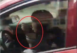 Nữ tài xế vừa lái ô tô vừa bê bát ăn trên phố Hà Nội