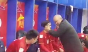 Thắng trận lịch sử, HLV Park Hang Seo đập tay, xoa đầu từng học trò U23 Việt Nam