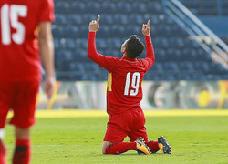 Xúc động hình ảnh Quang Hải gửi tặng bàn thắng cho người cha nuôi quá cố