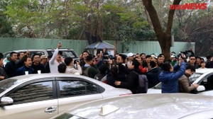 Video: Hàng trăm tài xế quây kín trụ sở Grab Car đòi giảm chiết khấu