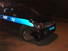 Xe máy va chạm xe cảnh sát trật tự, đôi nam nữ trọng thương