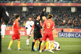 Thua ê chề trên sân nhà, fan Trung Quốc đổ lỗi cho trọng tài