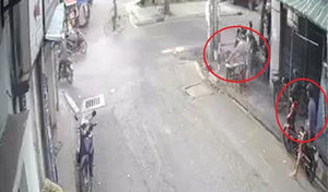 Cướp dọn đường cho đồng bọn lao xe lên vỉa hè giật đồ