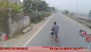 Cụ ông sang đường kiểu 'cảm tử', tài xế container 'kêu giời'