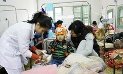 Trẻ ồ ạt nhập viện, mẹ cần phân biệt cảm lạnh với cảm cúm để cứu con