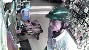 Hai thanh niên dàn cảnh mua đồ, trộm điện thoại của nhân viên bán hàng