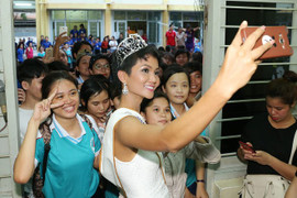 Hoa hậu H’Hen Niê: Mong người dân rước mình bằng xe công nông