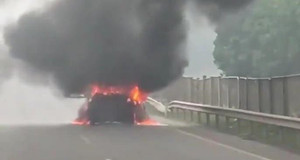 Clip: Mazda 3 cháy ngùn ngụt trên cao tốc Hà Nội - Thái Nguyên