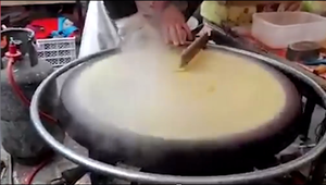 Cận cảnh quá trình làm ra chiếc bánh crepe khổng lồ