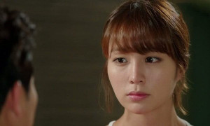 Khuyên chồng không nên tiêu hoang tiền thưởng Tết, vợ bị tát một cú giáng trời