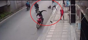 Phóng xe tông thẳng tên cướp giật dây chuyền trên phố Sài Gòn