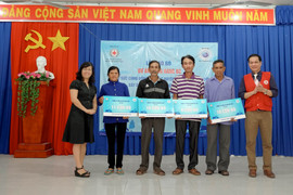 Cô gái Hà Lan trao tặng 40 con bò cho nông dân nghèo tỉnh Tây Ninh